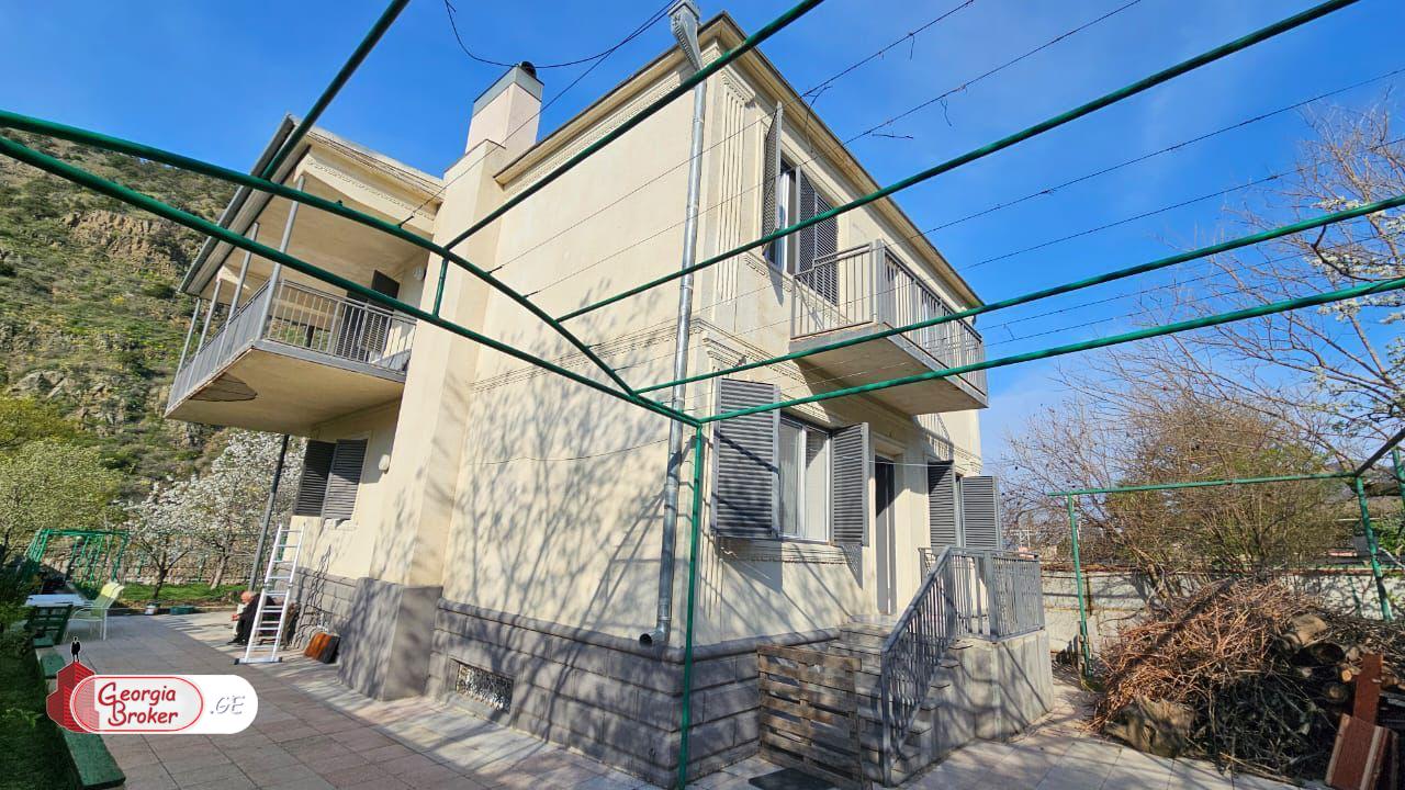 იყიდება ახალი გარემონტებული 9 ოთახიანი სახლი არმაზში